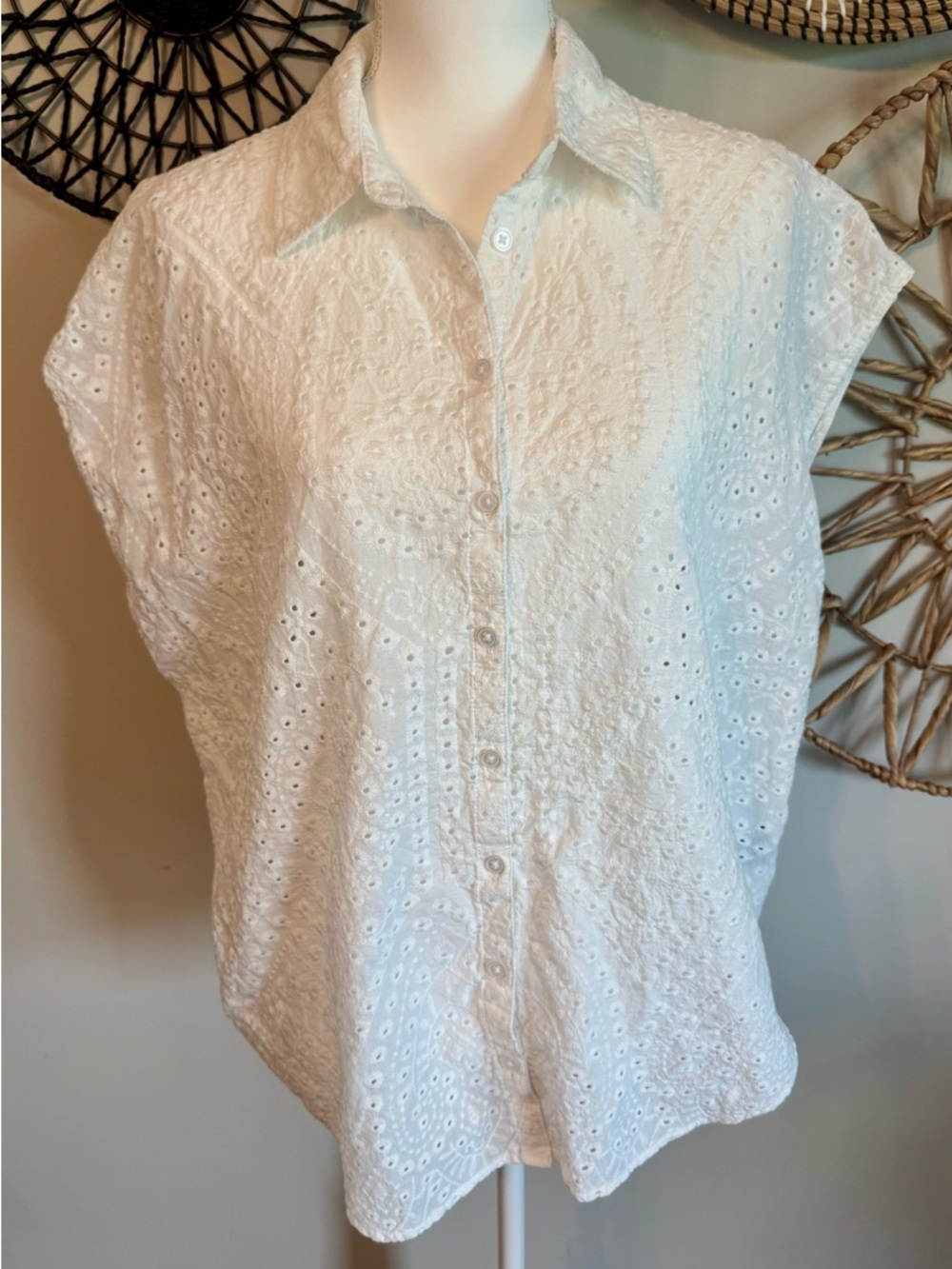 Torrid Women’s White‎ Eyelet Button-Front Collared Top Size 0X